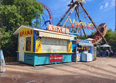 捷士通設(shè)計和生產(chǎn)的售貨崗?fù)び糜谔旖蚴蟹教貎?nèi)部，旨在方便游客購買飲用水和