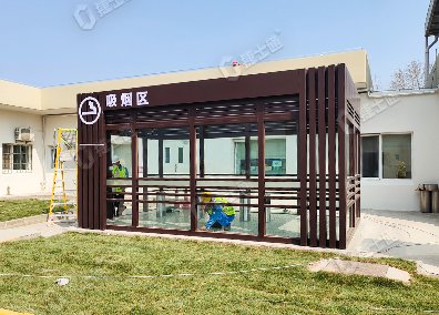 捷士通設(shè)計和生產(chǎn)的吸煙亭適用于工廠內(nèi)部，為員工提供一個方便的吸煙場所