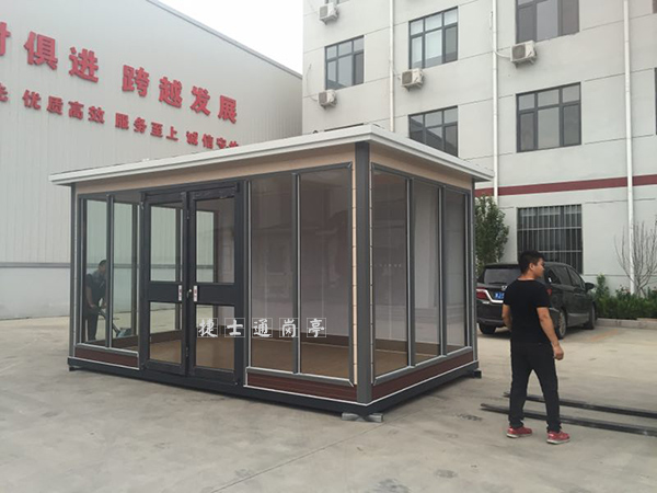 京港澳高速公路服務(wù)區(qū)的售賣(mài)亭，駕駛者的能量站